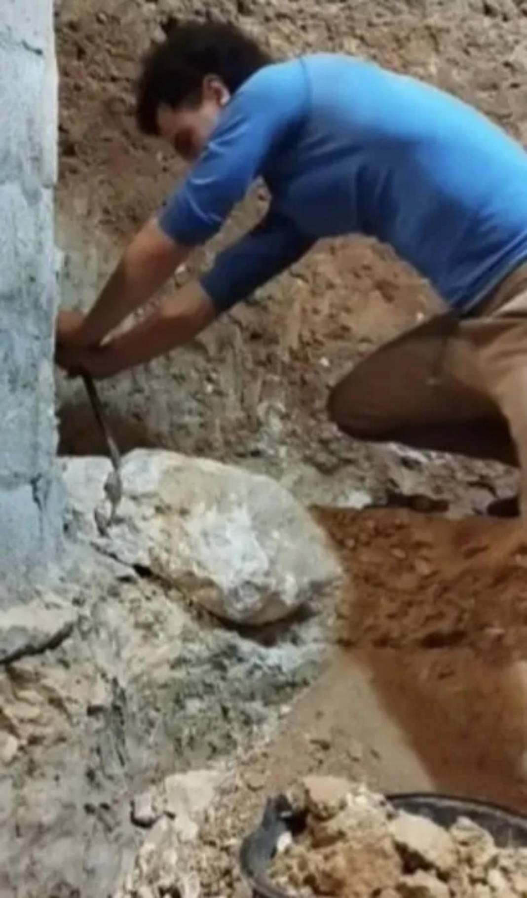 Ailesine kızınca bahçede açtığı çukurda yaşamaya başladı! 2 oda 1 salon ev : Isıtma sistemi bile kurdu! 5